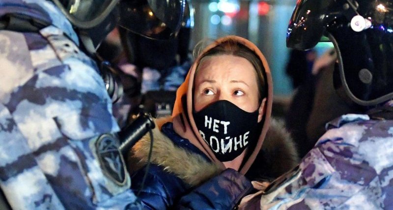 Russia, le femministe scendono in piazza contro la guerra di Putin