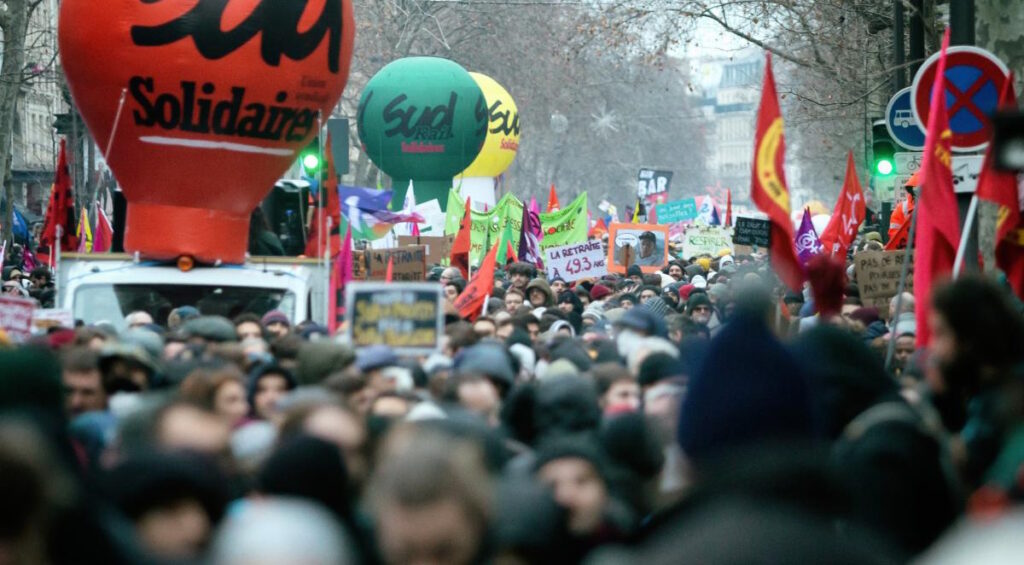 Francia, quasi 3 milioni di manifestanti contro Macron e le sue riforme